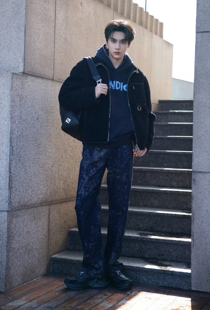 田栩宁首登FENDI奢牌活动，简约冬日男友风演绎松弛率性